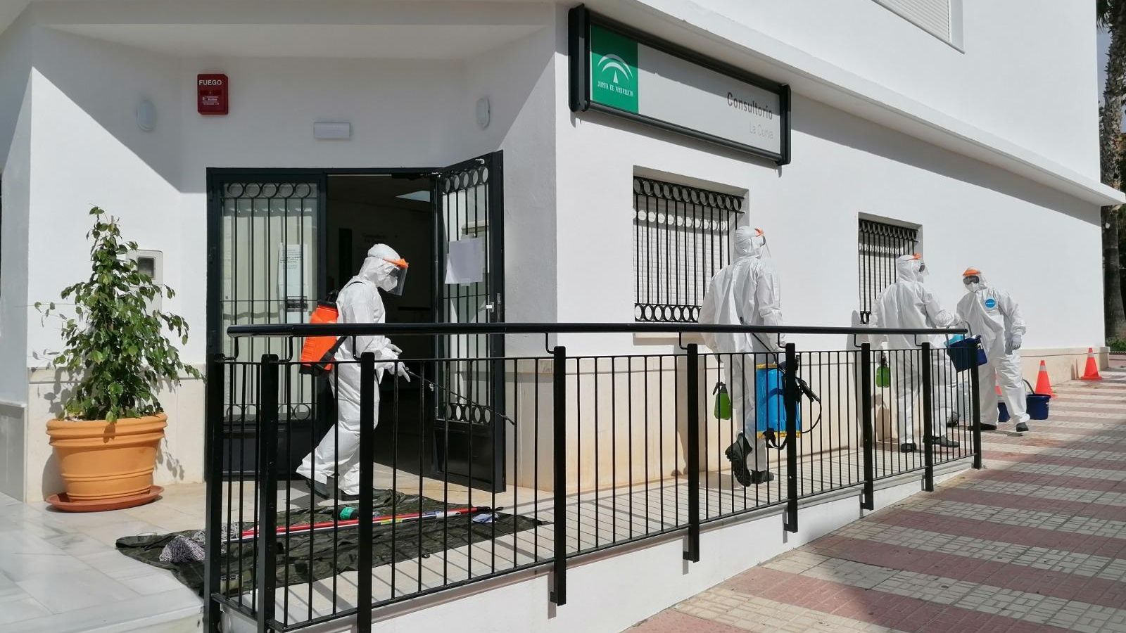 La Legión desinfectó los centros de salud de La Curva y Puente del Río.