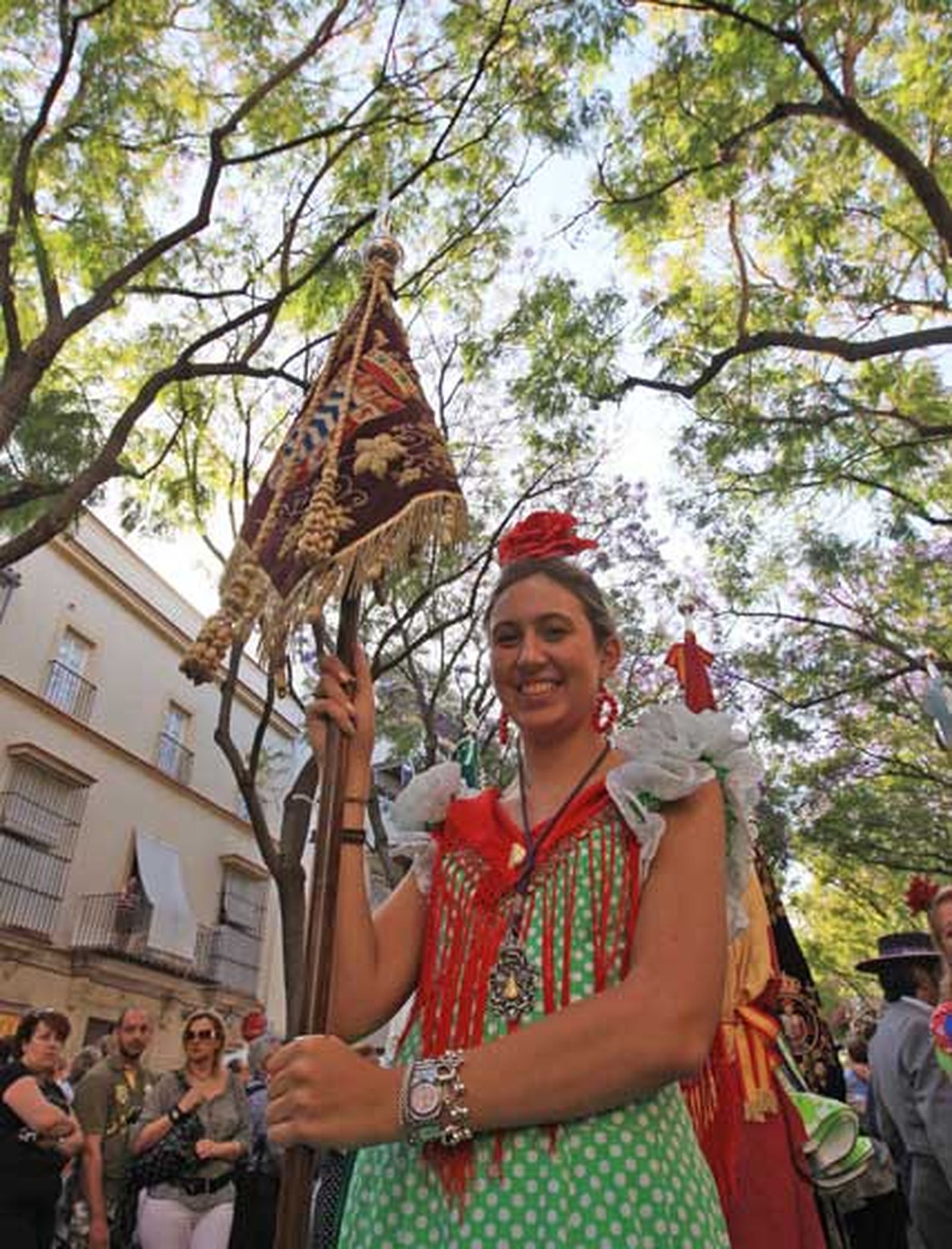La hermandad rociera, tras asistir a la misa de romeros en Santo Domingo, coloca el Simpecado de Jerez en la carreta e inicia el camino hacia la aldea de El Rocío

Foto: Juan Carlos Toro