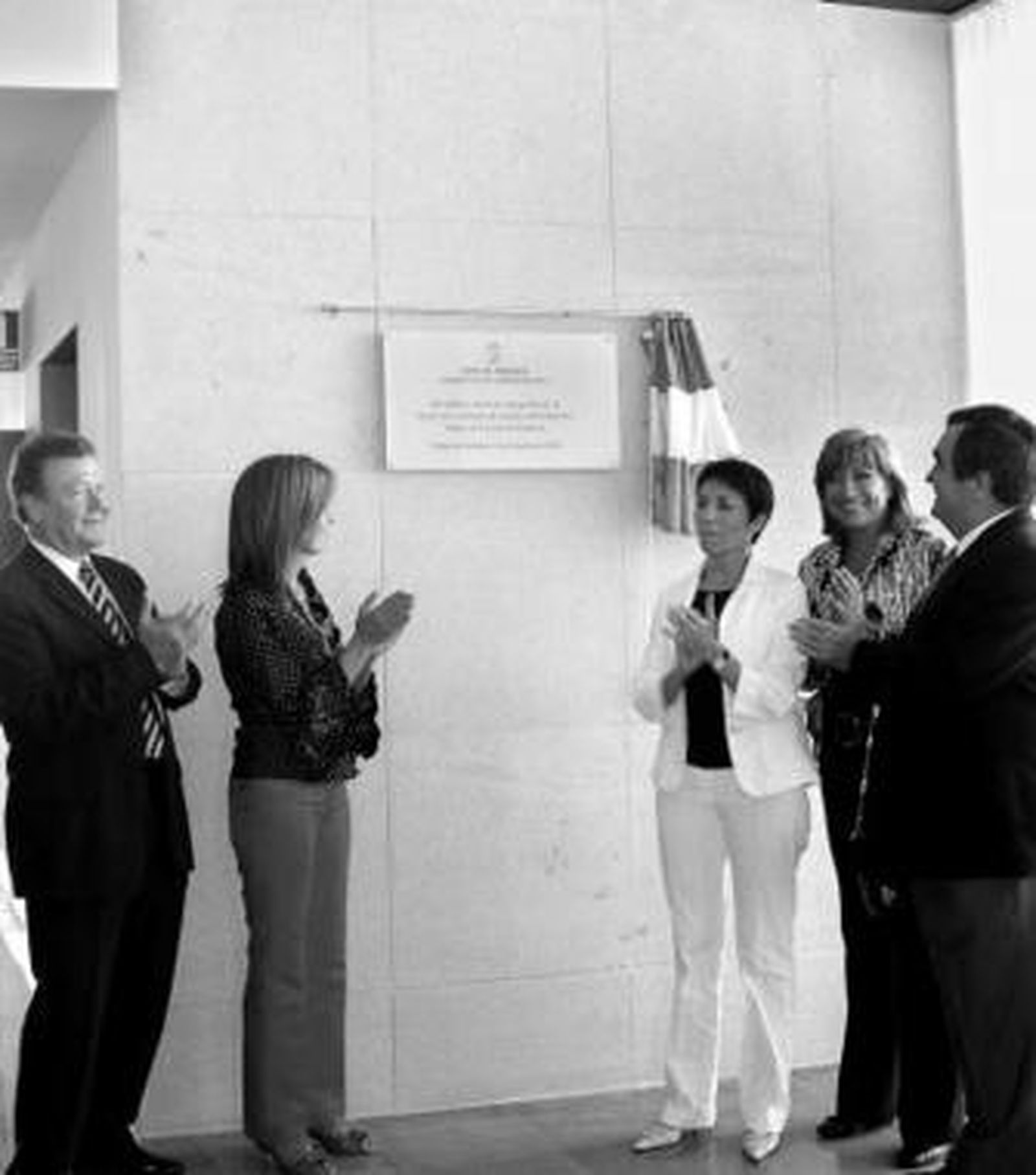 Evangelina Naranjo descubre la placa conmemorativa.