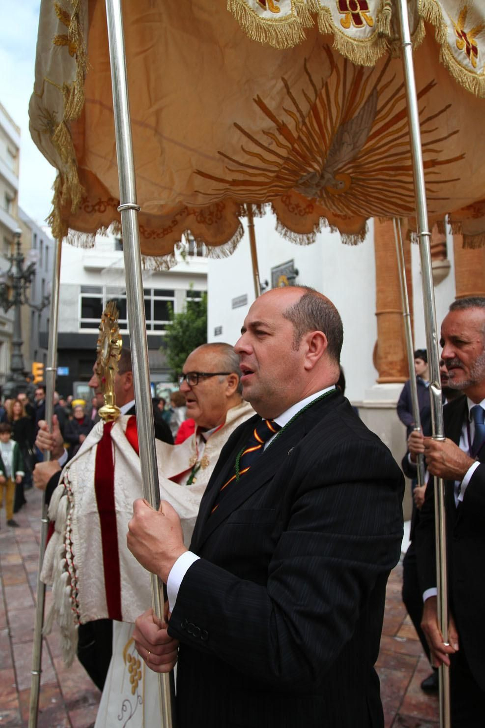 Procesión Solemne  de la Hermandad de La Vera Cruz, con el Santísimo Sacramento.