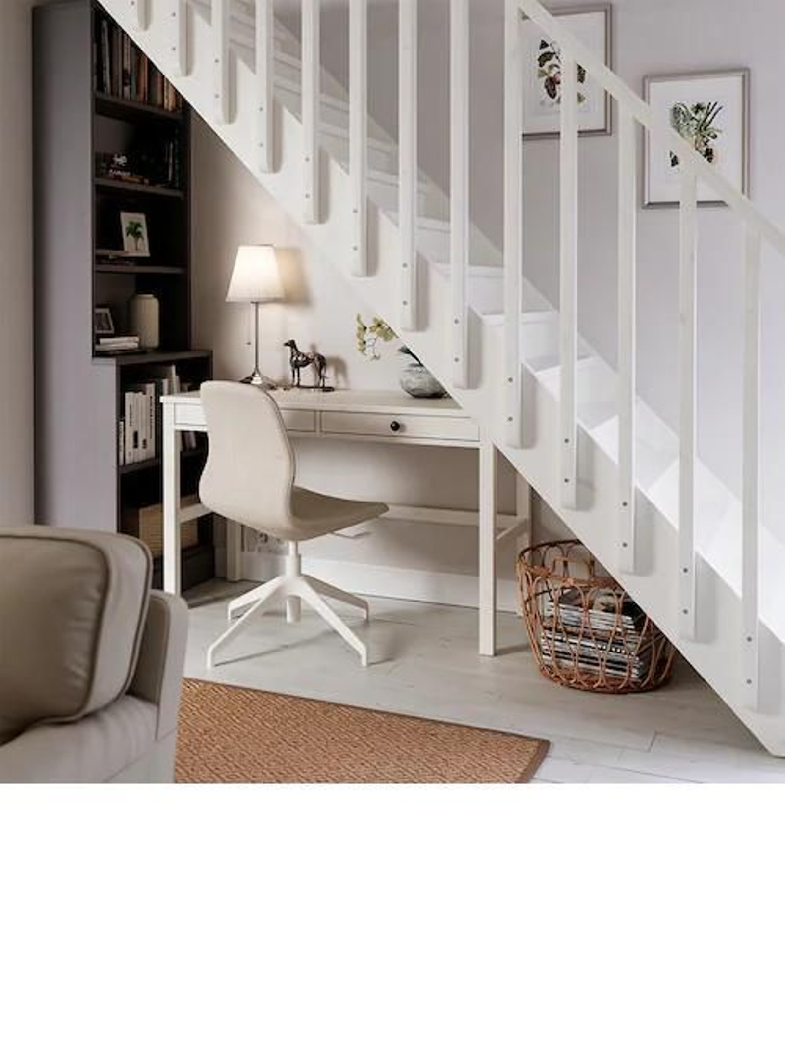 El hueco de la escalera se puede aprovechar para colocar el escritorio en una casa pequeña.