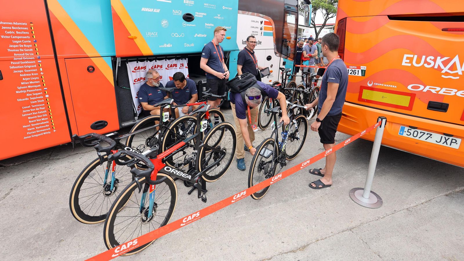 Así fue la salida de la Vuelta España desde Carrefour Sur en Jerez