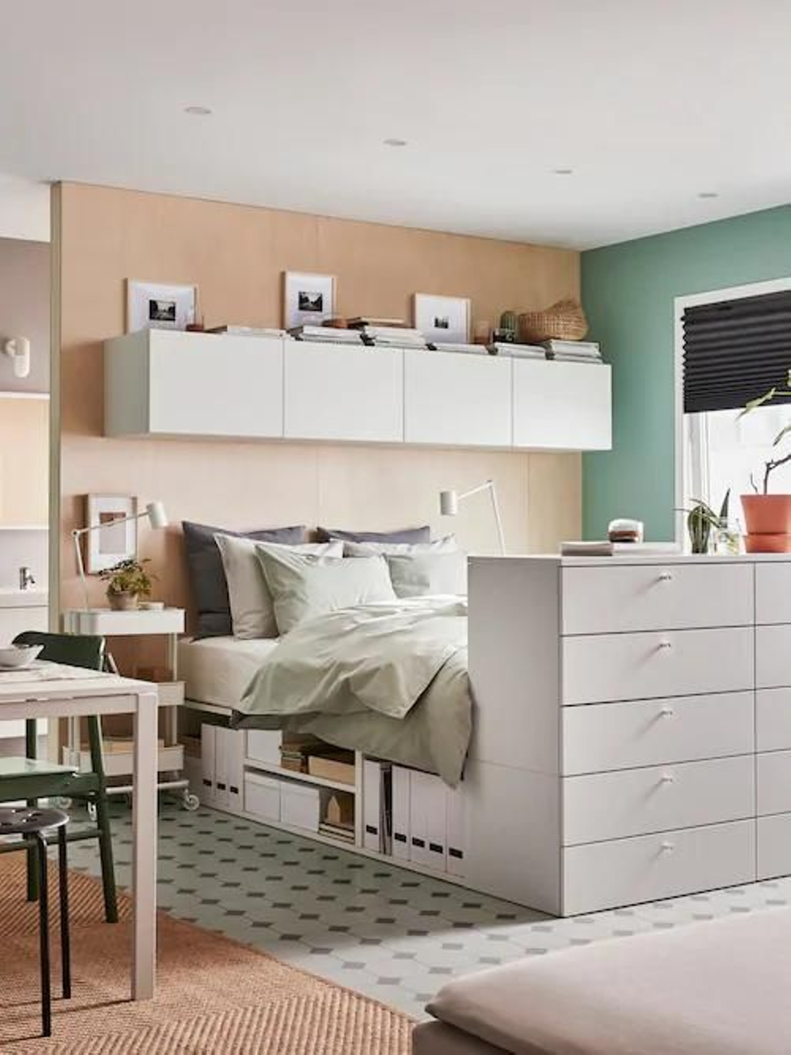 Estantería de pared a pared de Ikea.