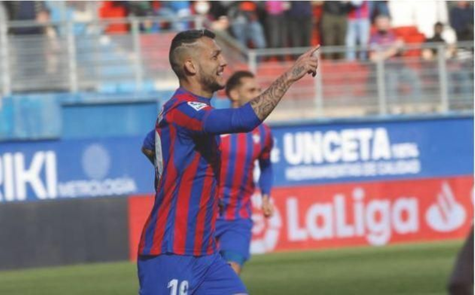 El sanroqueño Stoichkov celebra el tanto al Amorebieta