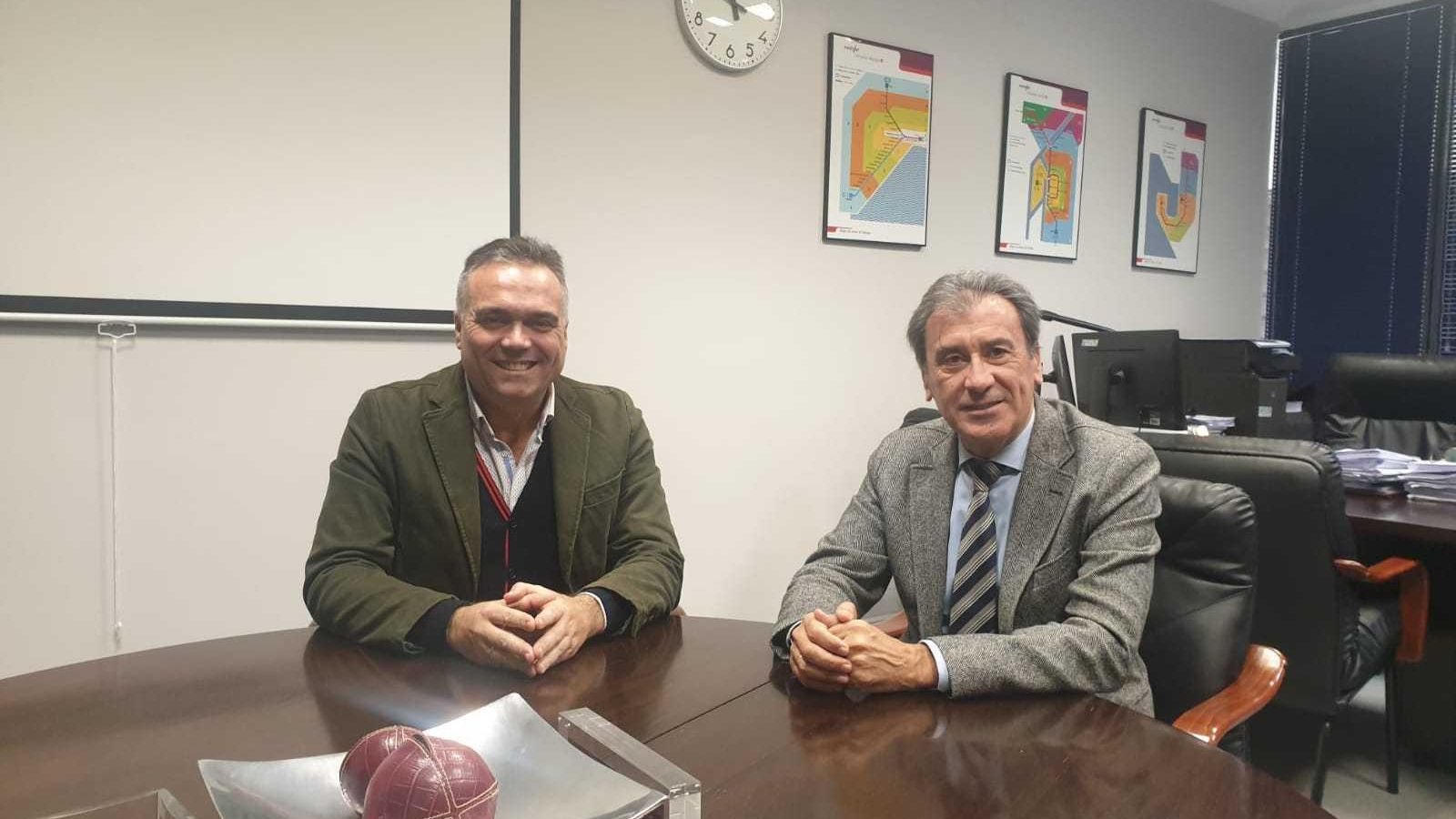 El alcalde palmerino, Manuel García, y el responsable de Adif, Francisco Arteaga.