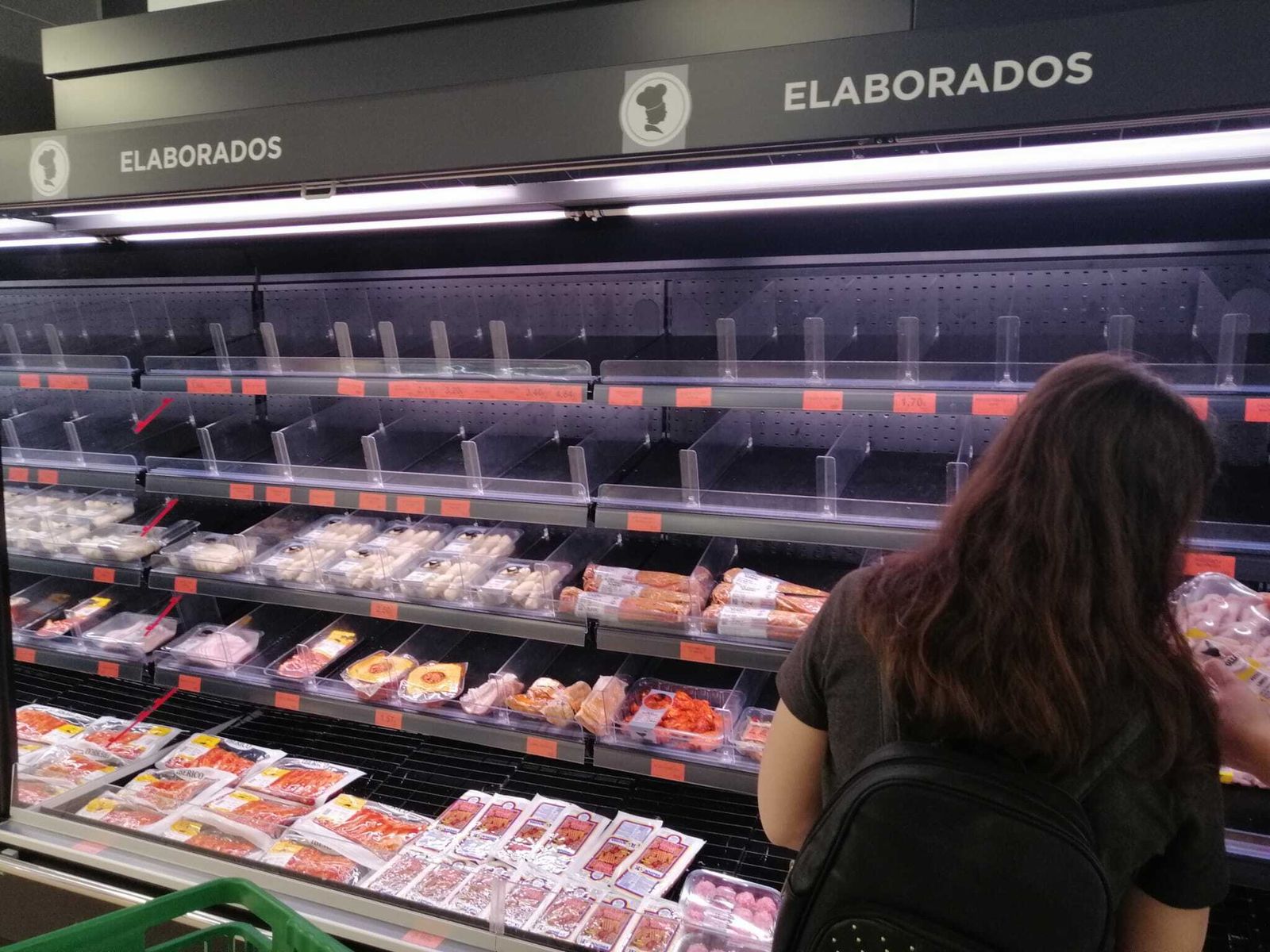 Los vecinos de la calle Salado dejan los estantes del Mercadona vacíos por el coronavirus.