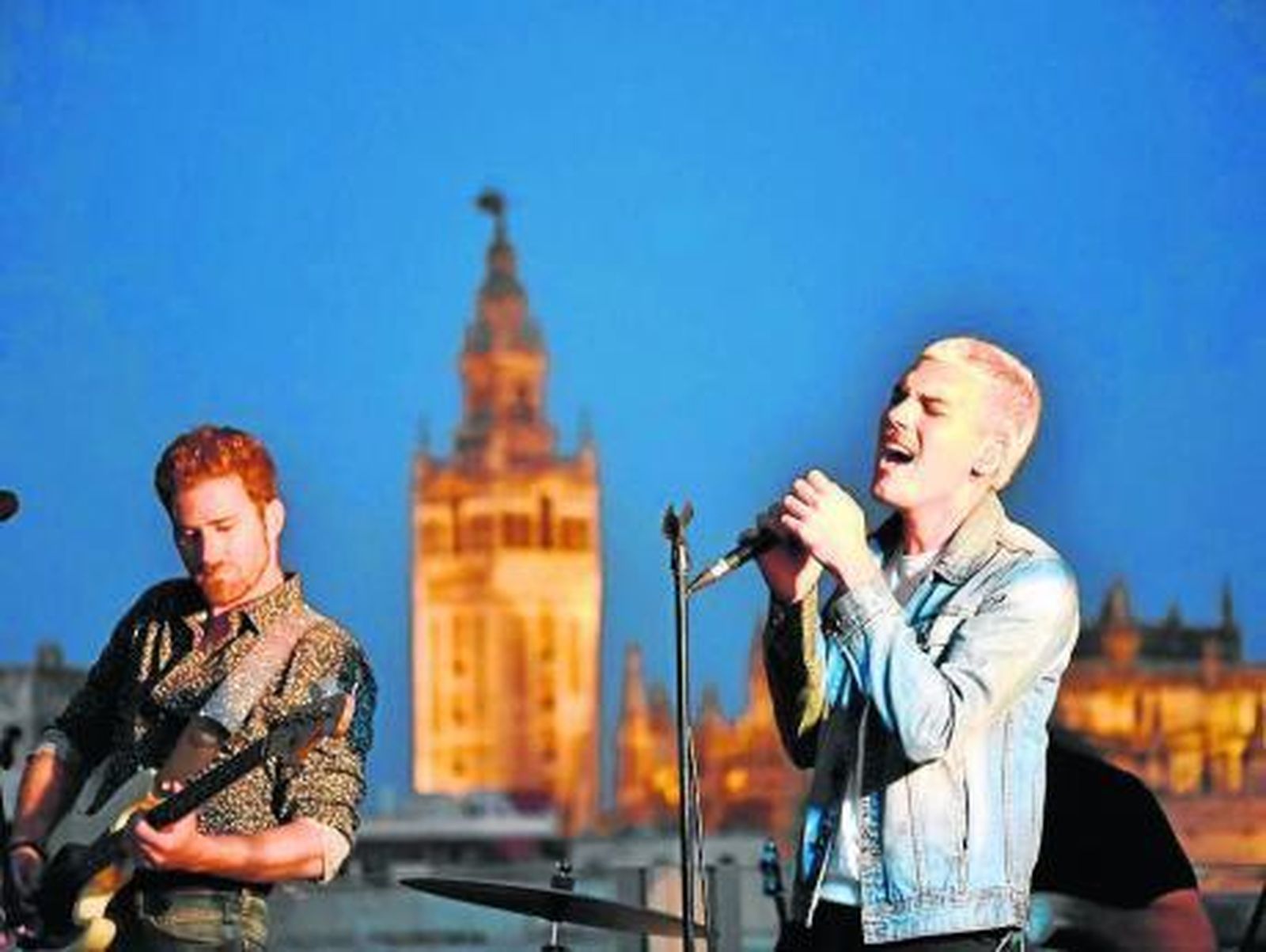 La banda Miss Caffeina, durante la inauguración del ciclo de conciertos '43 Live the Roof' en Sevilla.