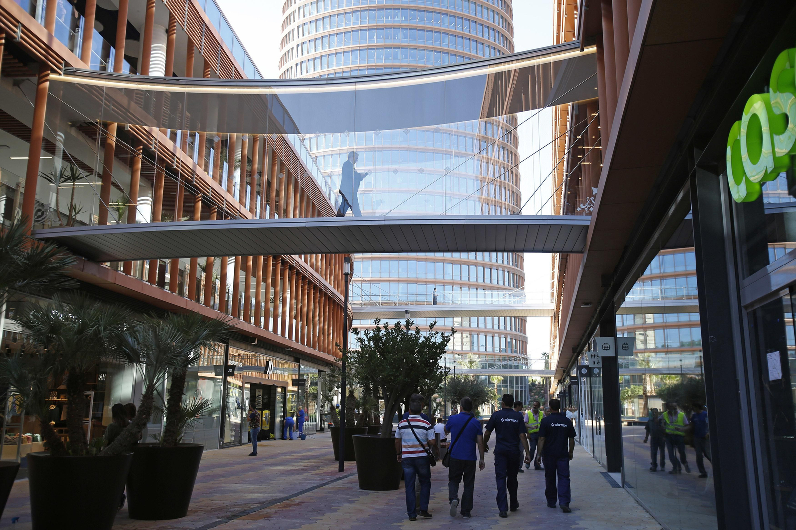 Los preparativos de la próxima apertura del centro comercial Torre Sevilla, en imágenes