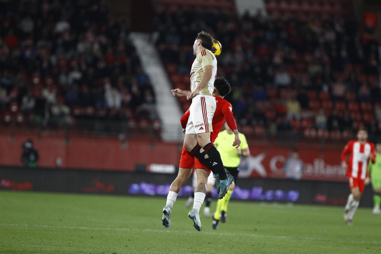 La U.D. Almería se impone por 1-0 al C.D. Mirandés y alcanza la segunda plaza, en imágenes