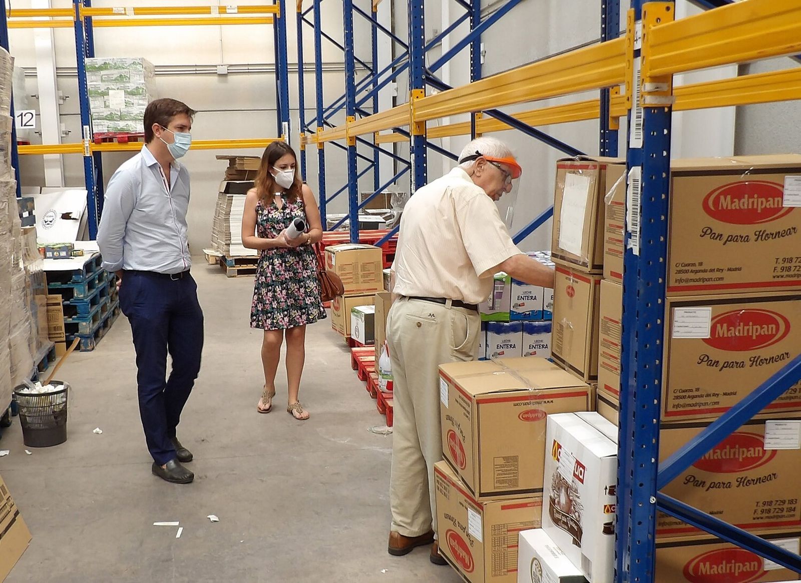 Un momento de la entrega de alimentos de Clece en Córdoba.