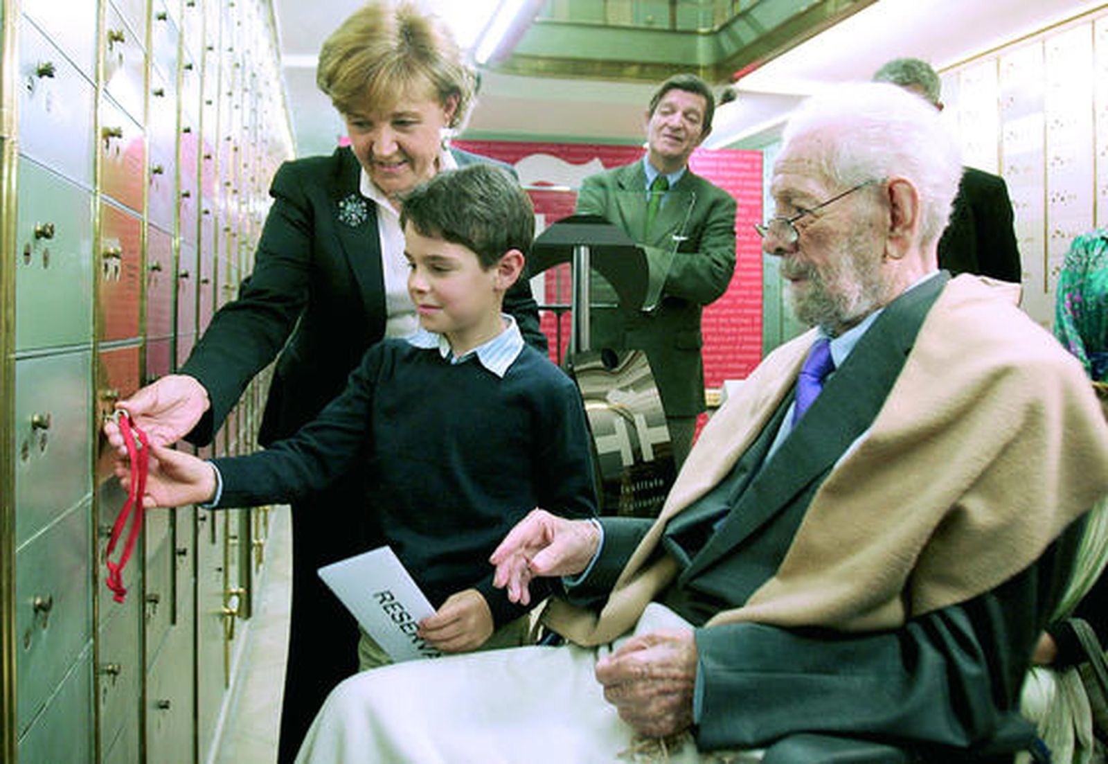 Luis García Berlanga, junto a su nieto y a la directora del Instituto Cervantes, Carmen Caffarel, durante el acto de entrega de su legado a la Caja de las Letras de la institución (2008). / EFE