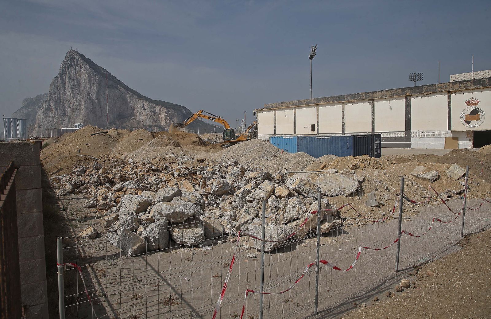 El derribo de la preferencia del estadio municipal de La Línea, en imágenes