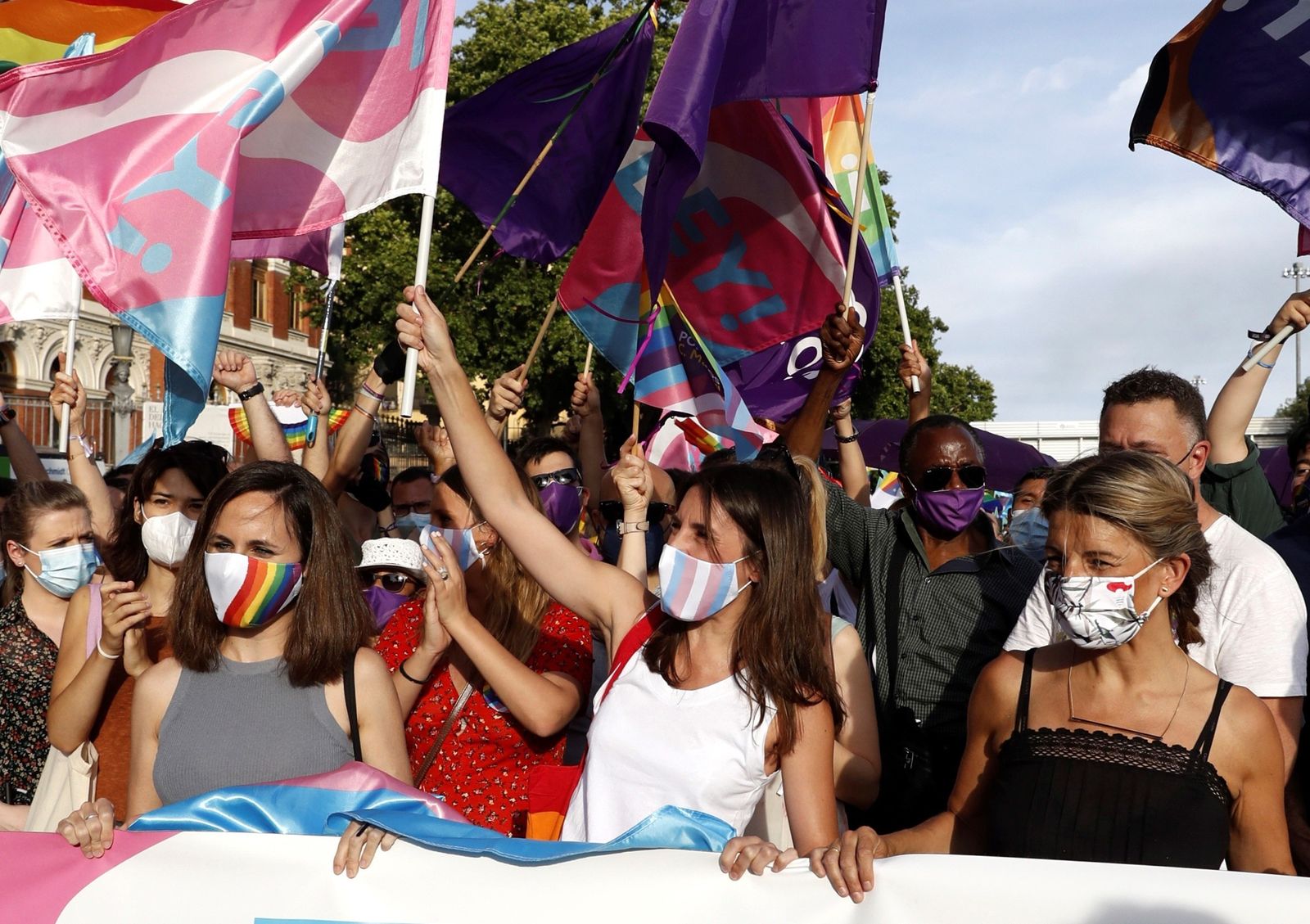 Las ministras (i-d) Ione Belarra, Irene Montero y YolandaDíaz, durante la marcha del Orgullo LGTBI celebrada en Madrid