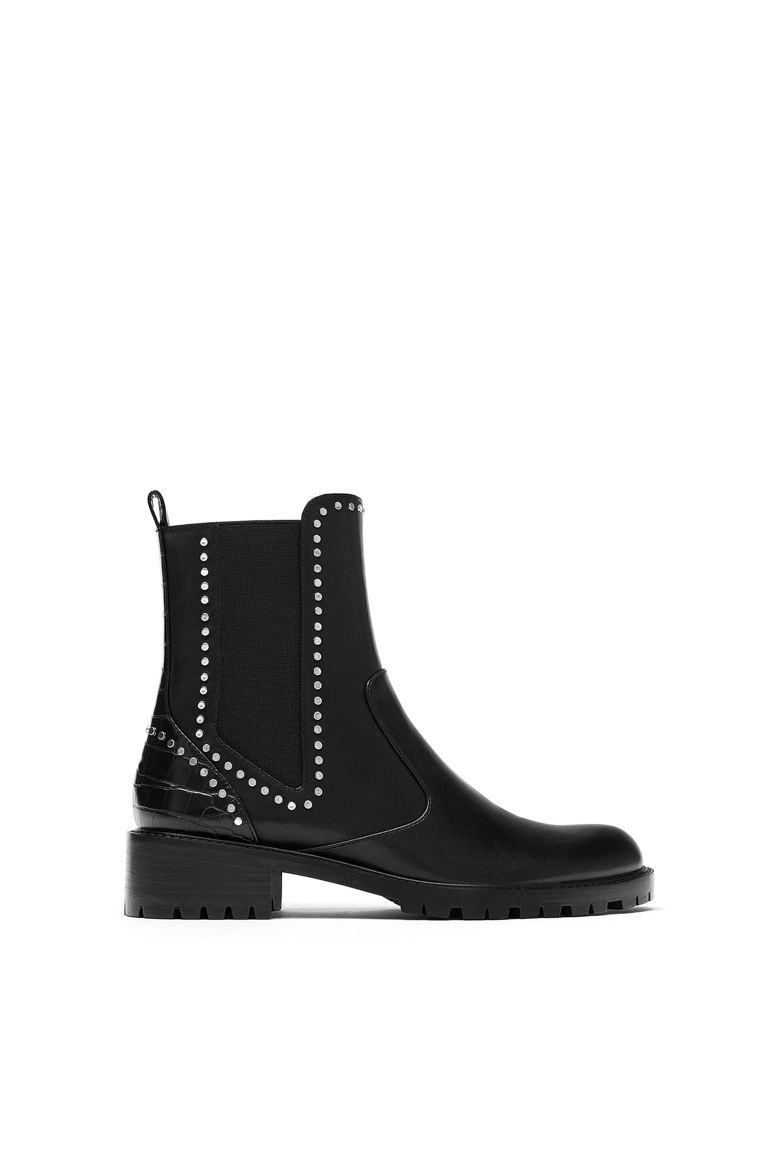 Botines bajos de inspiración rockera: con tachas y talón texturizado. De Zara. Los mejores zapatos de tendencia esta temporada