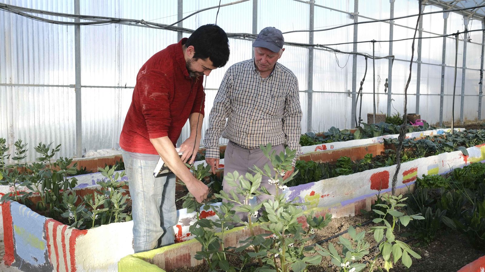 Cristóbal González junto a uno de los vecinos que colabora con el proyecto.
