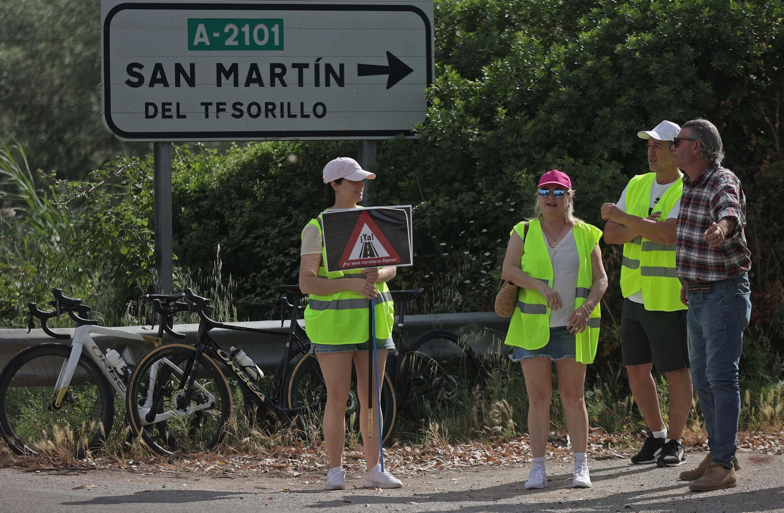 Fotos de la concentración por el mal estado de la carretera A-405 en Jimena