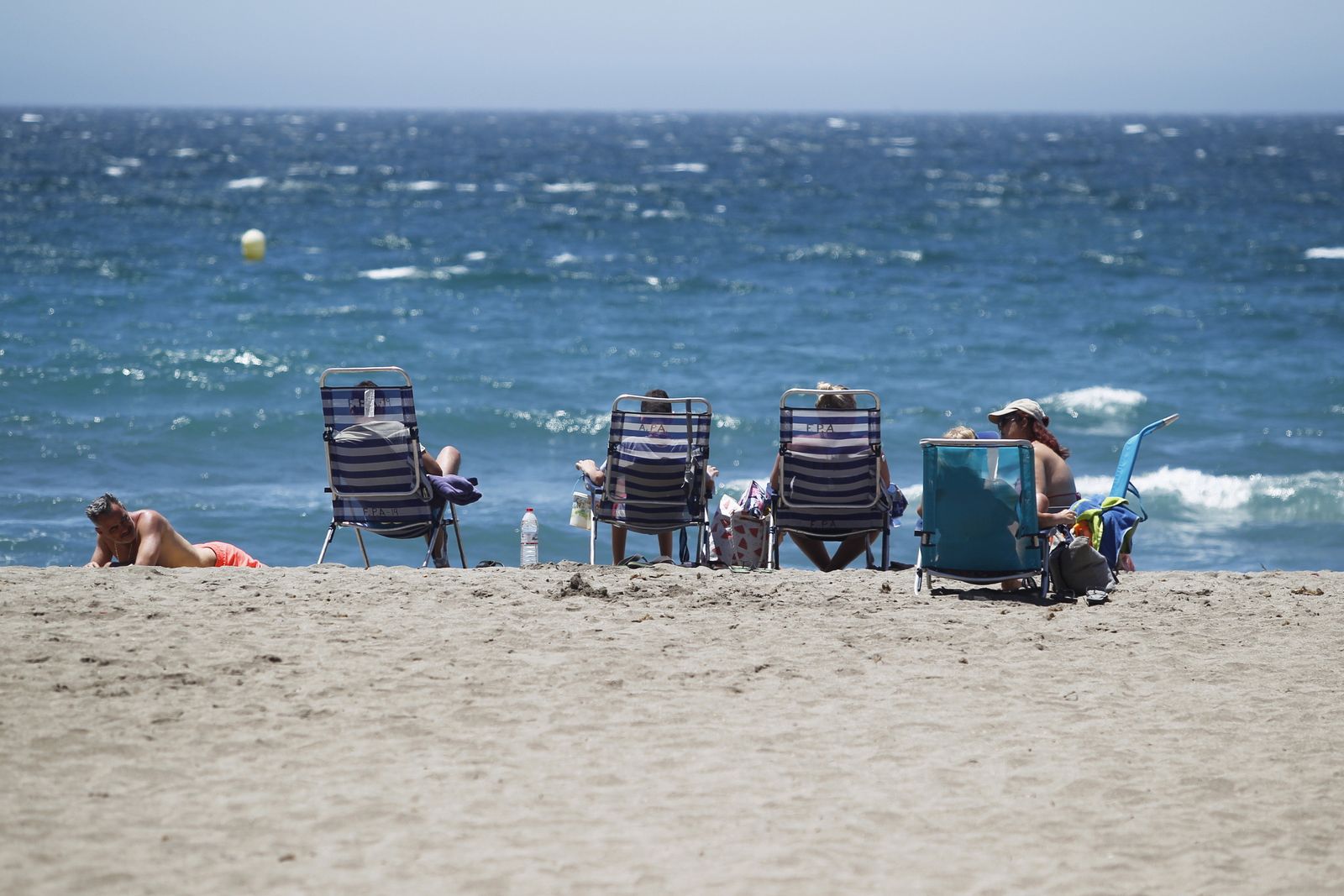 Una playa de Almería, con gente lista para disfrutar del verano.