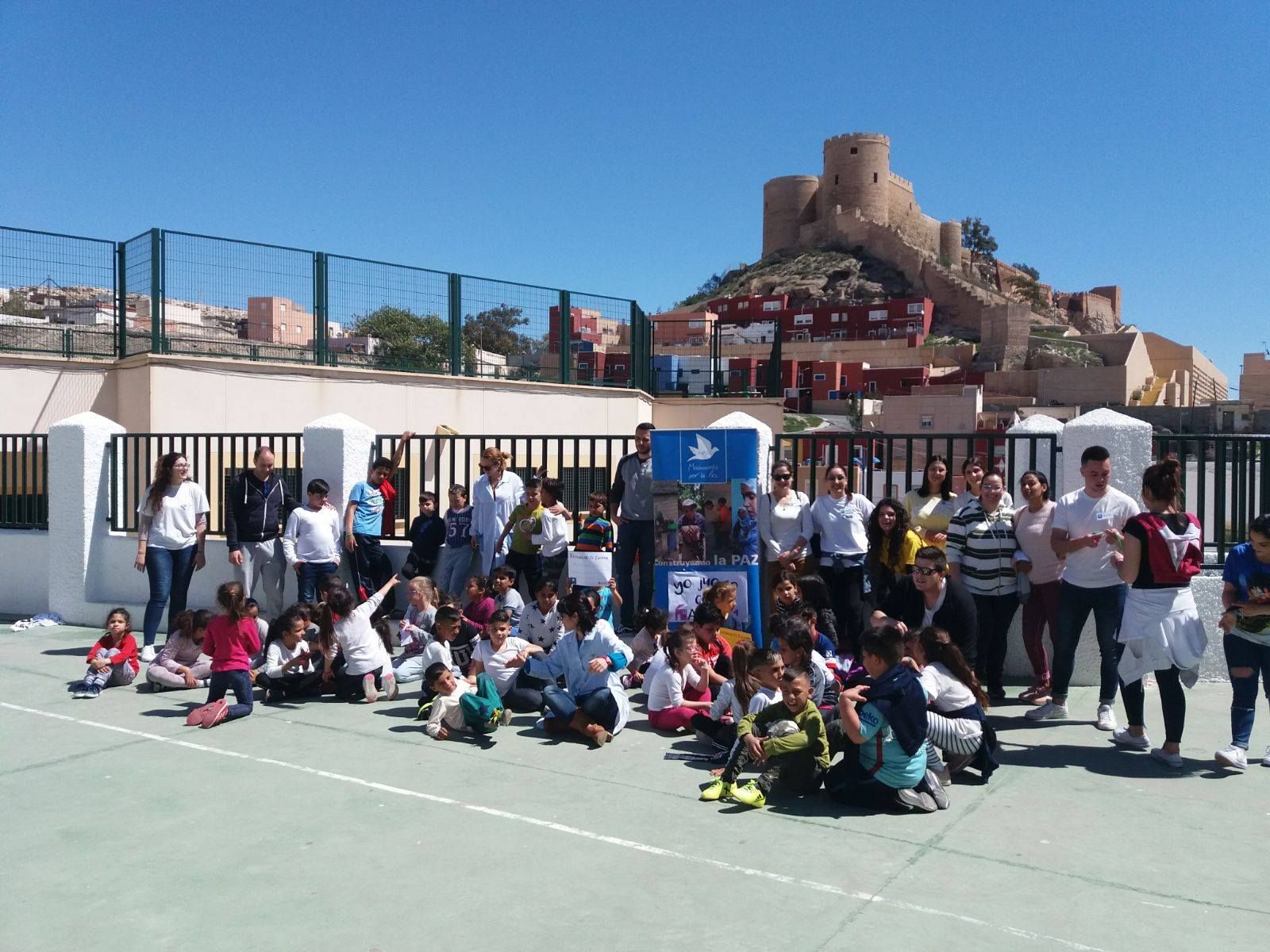 Alumnos del Colegio Virgen de la Chanca en las instalaciones con vistas a la Alcazaba.