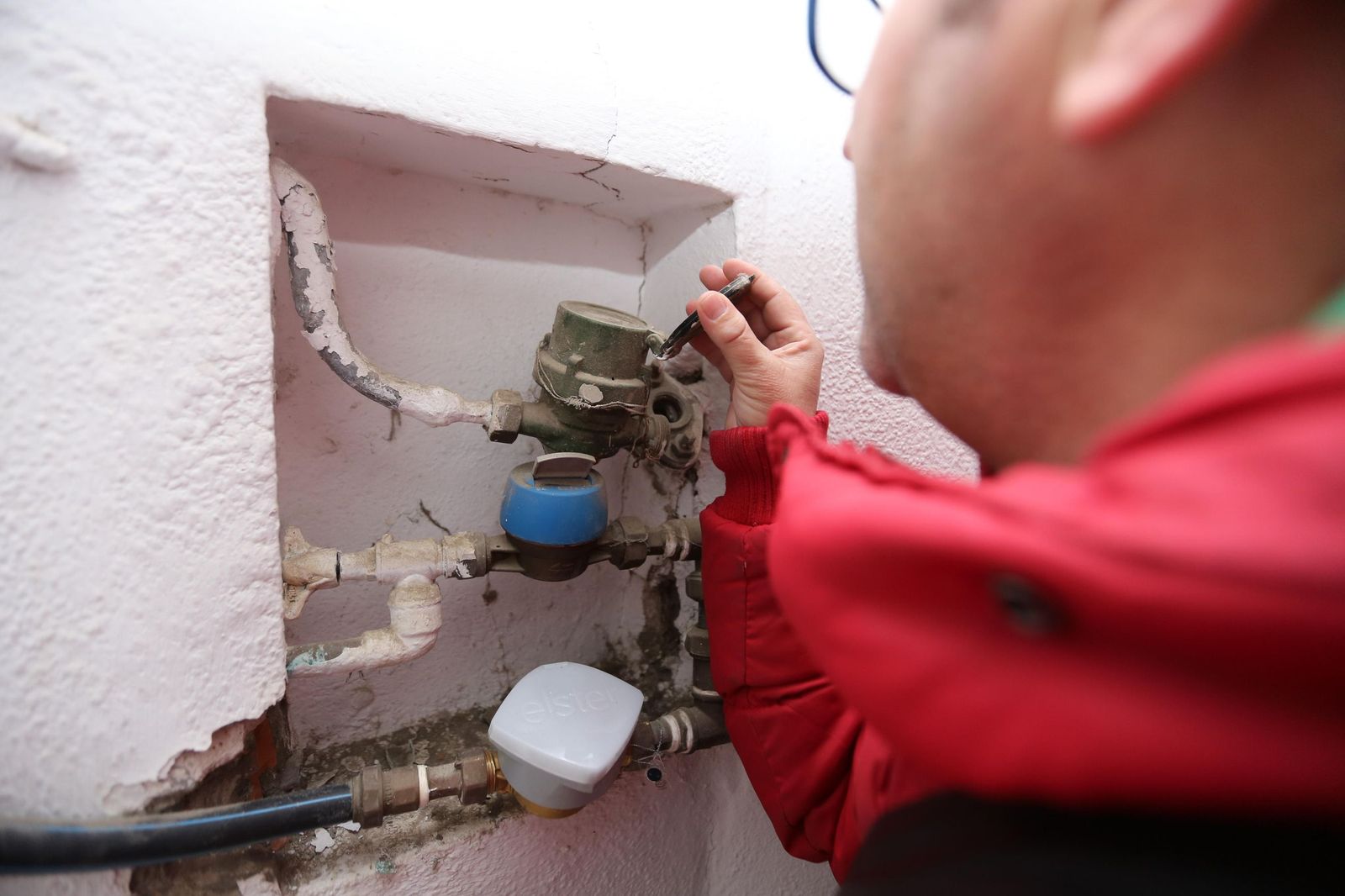 Un hombre observa unos contadores de agua.