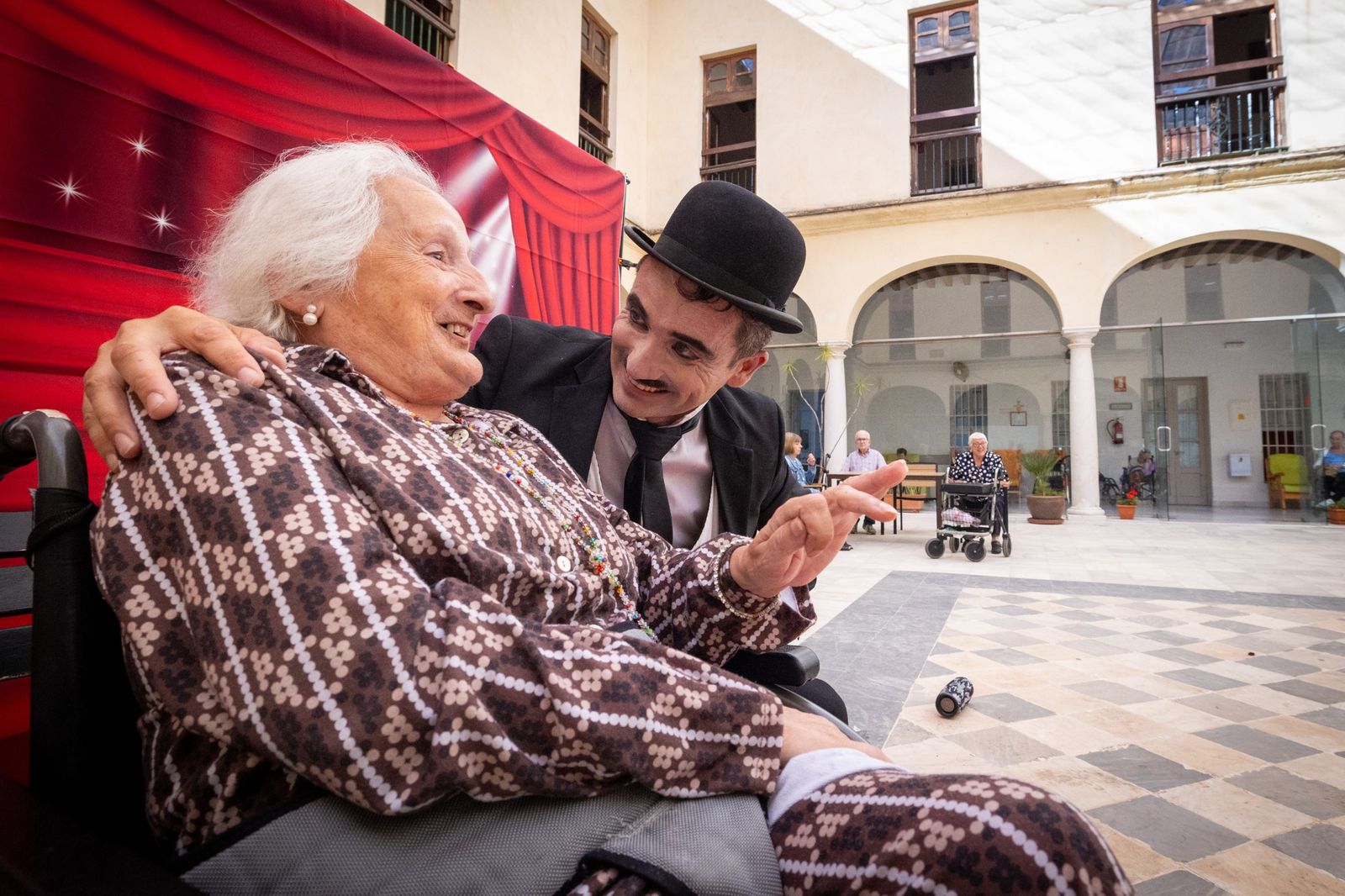 En imágenes, Charlot lleva la magia del cine a la residencia Fragela de Cádiz
