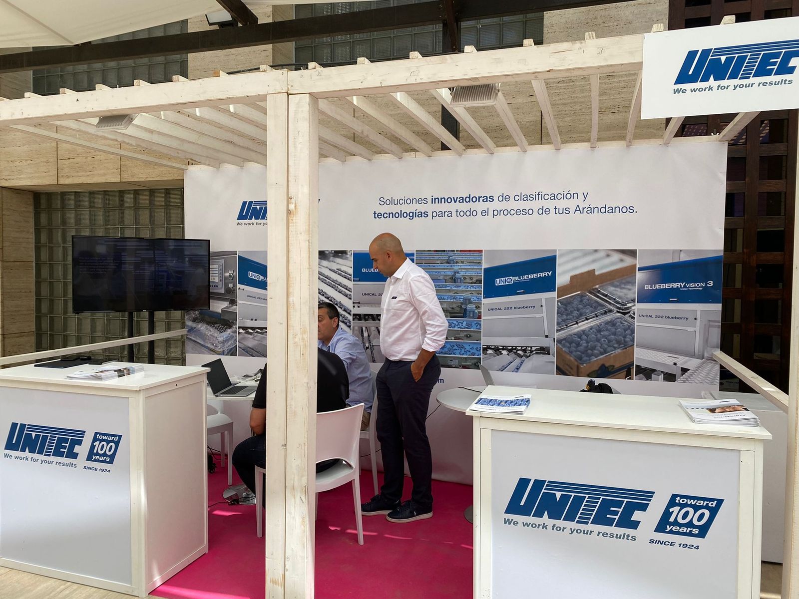 Más de medio centenar de empresas participan en el Congreso de Frutos Rojos