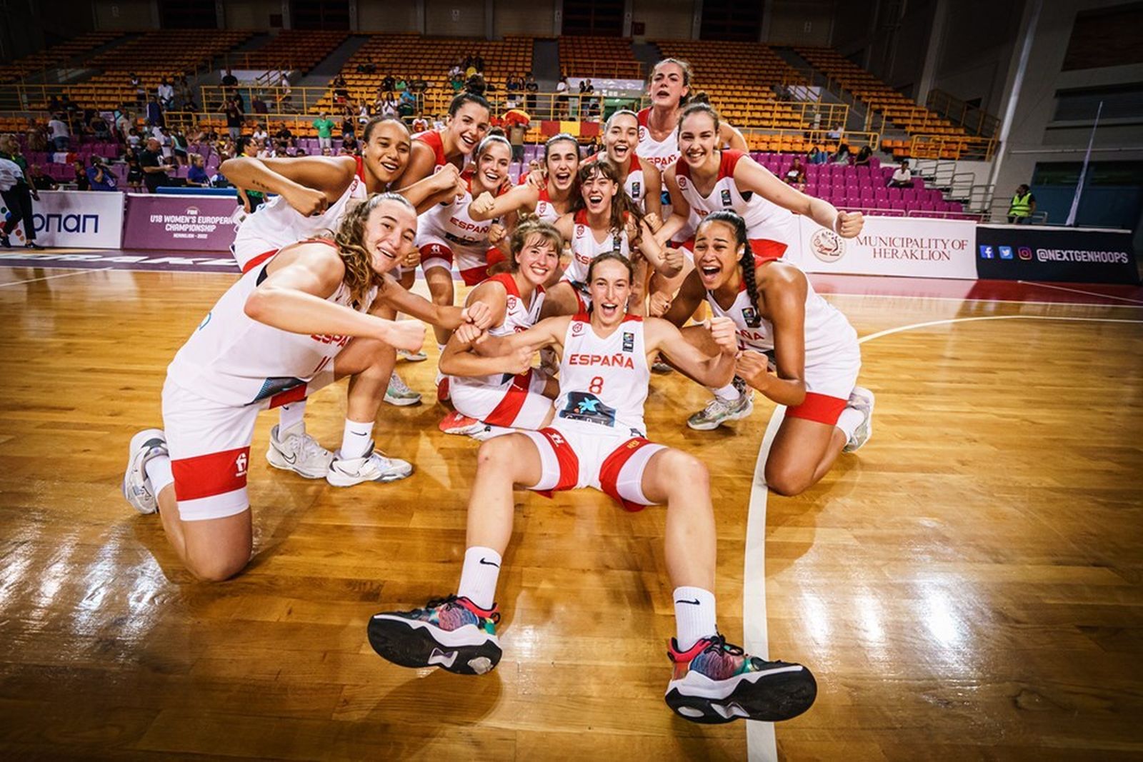 España sub 18 celebra el pase a la final.