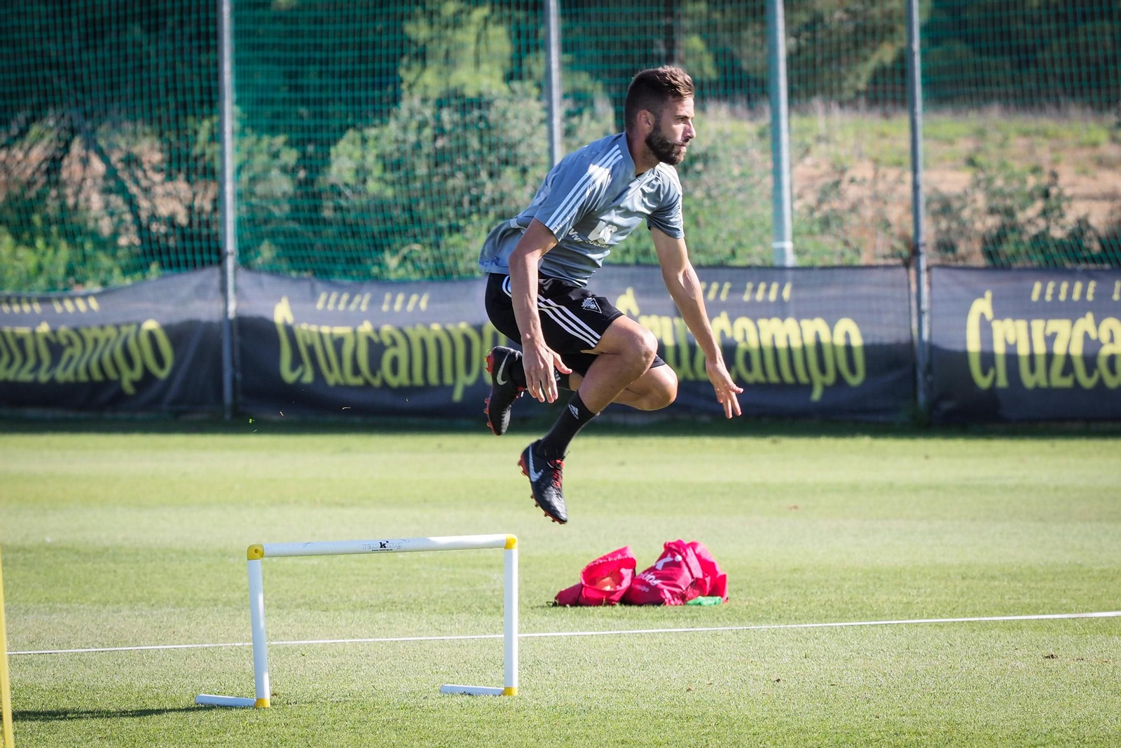 José Mari hace ejercicios durante un entrenamiento.