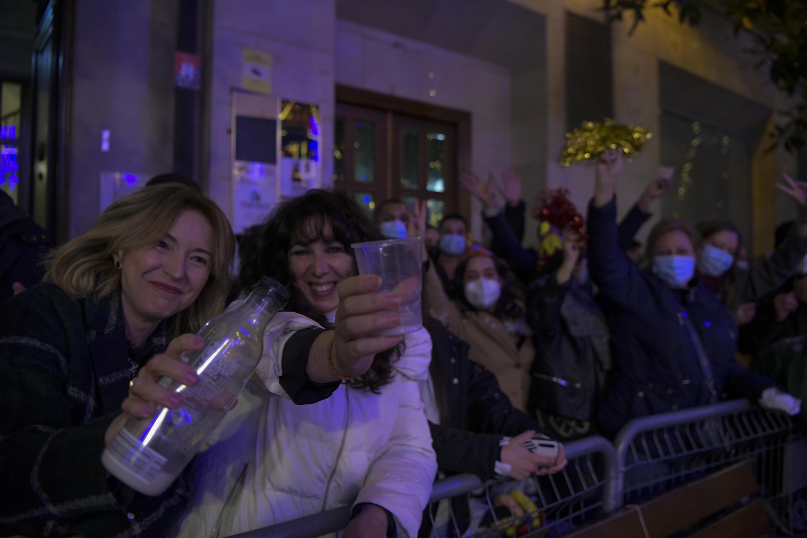 Así fue la Nochevieja 2021 en Granada, en imágenes: uvas en una Plaza del Carmen vallada y ambiente de fiesta en la calle