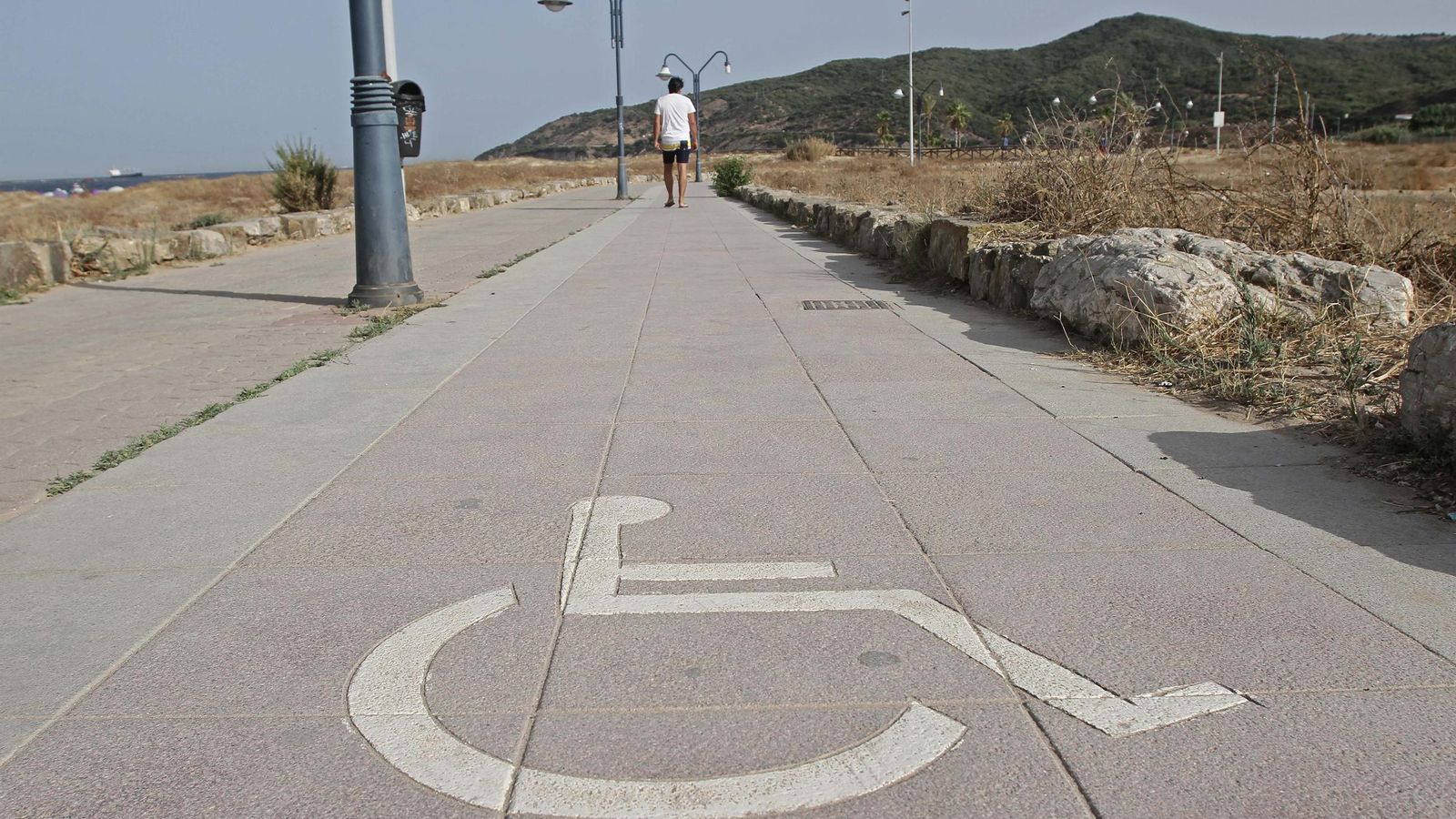 El paseo de la playa de Getares.