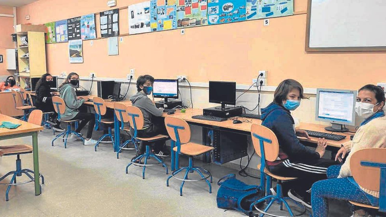 Alumnado del centro durante una reunión telemática.