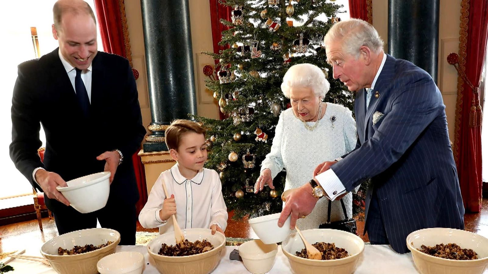 -La familia real inglesa preparando el Christmas pudding.