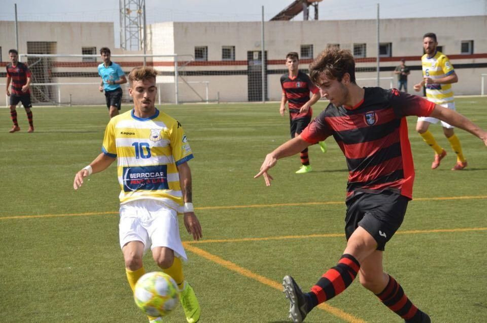 Juanito lucha por el balón con un jugador del Gerena en un partido del pasado curso.
