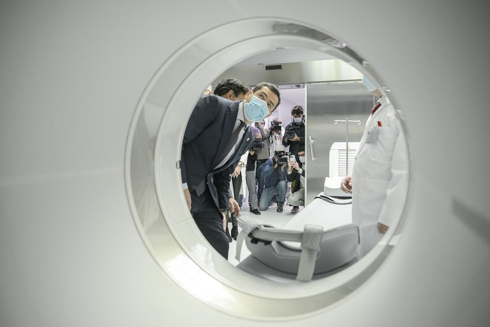 Juanma Moreno visita el nuevo PET-TAC y las dos gammacámaras del Hospital Universitario de Jaén