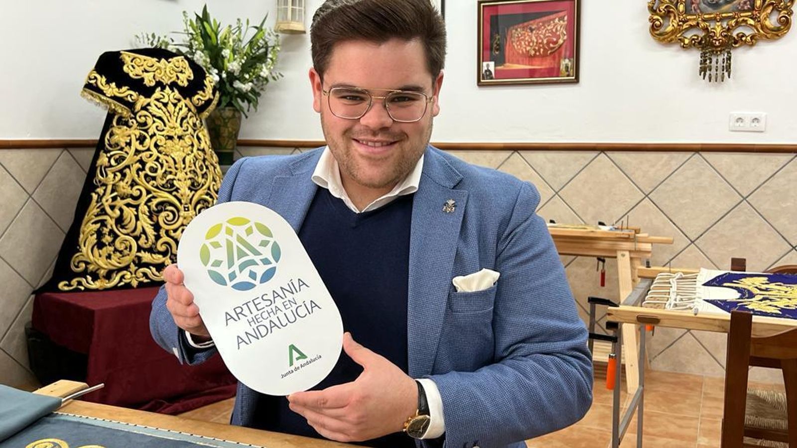 Daniel Lepe en su taller con la distinción concedida por la Junta de Andalucía