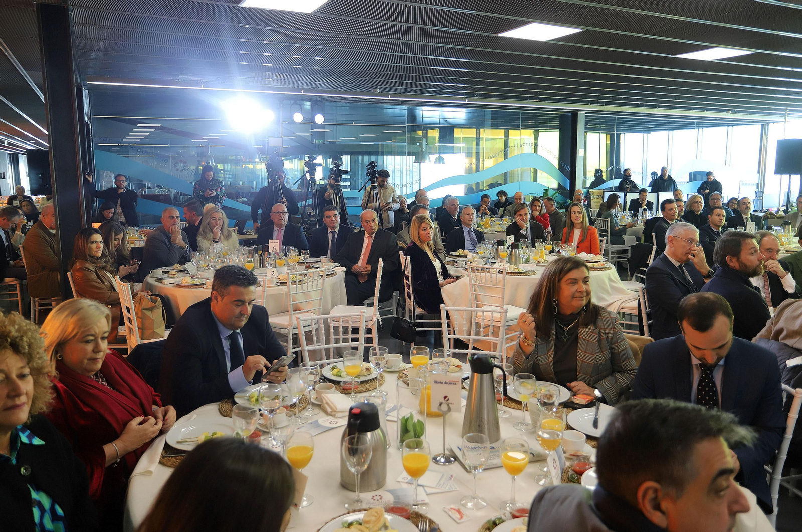 Imágenes del desayuno-coloquio con Antonio Sanz en el Foro Joly Andalucía celebrado en la Lonja de la Innovación del Puerto de Huelva