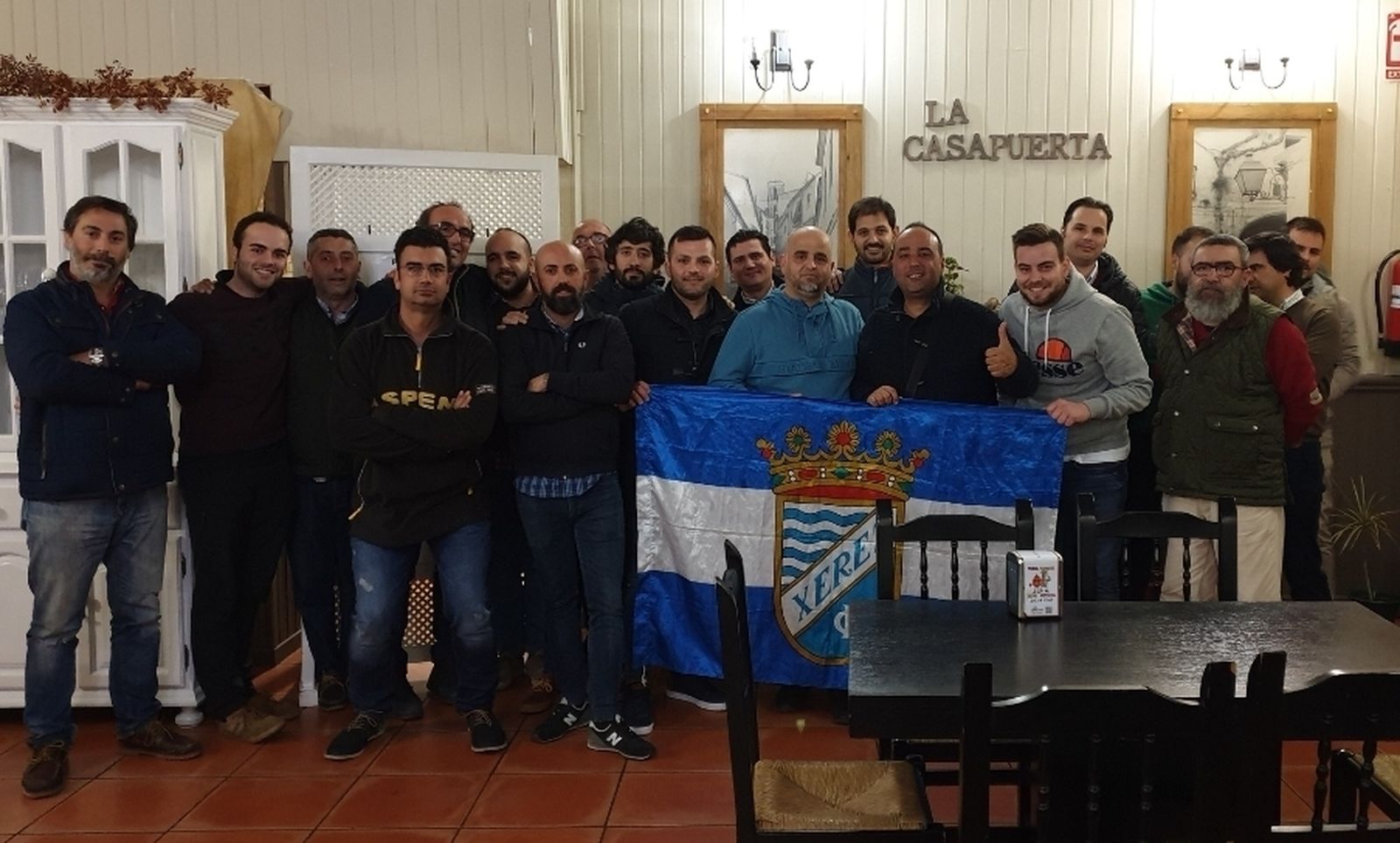 Los aficionados del Xerez CD que han formado la comisión xerecista, tras la reunión.