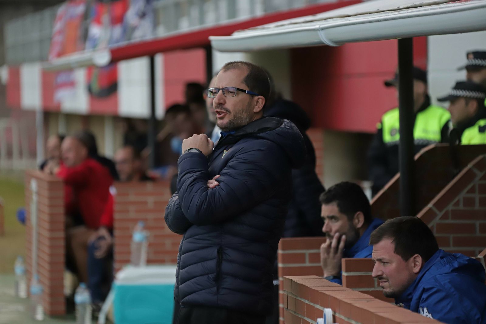 José Juan Romero, actual técnico del Ceuta, dirige al Betis Deportivo en un partido del curso pasado en Algeciras.