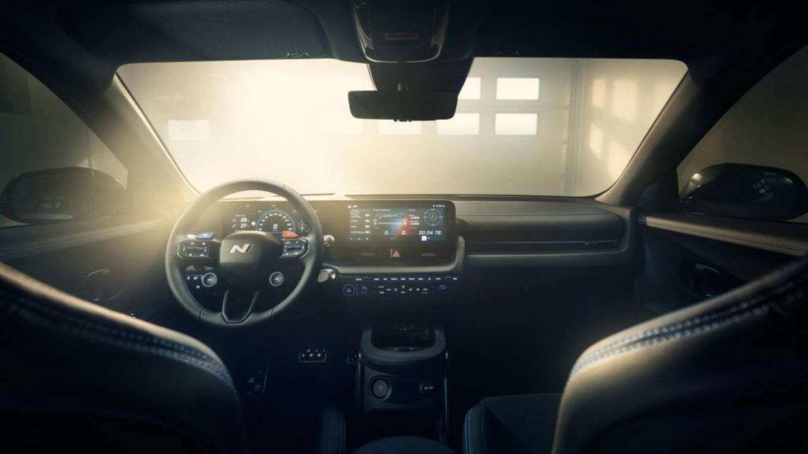 El toque N se traslada también al interior, con funciones activables con las levas o nuevas pantallas, así como asientos más deportivos y situados más bajos.