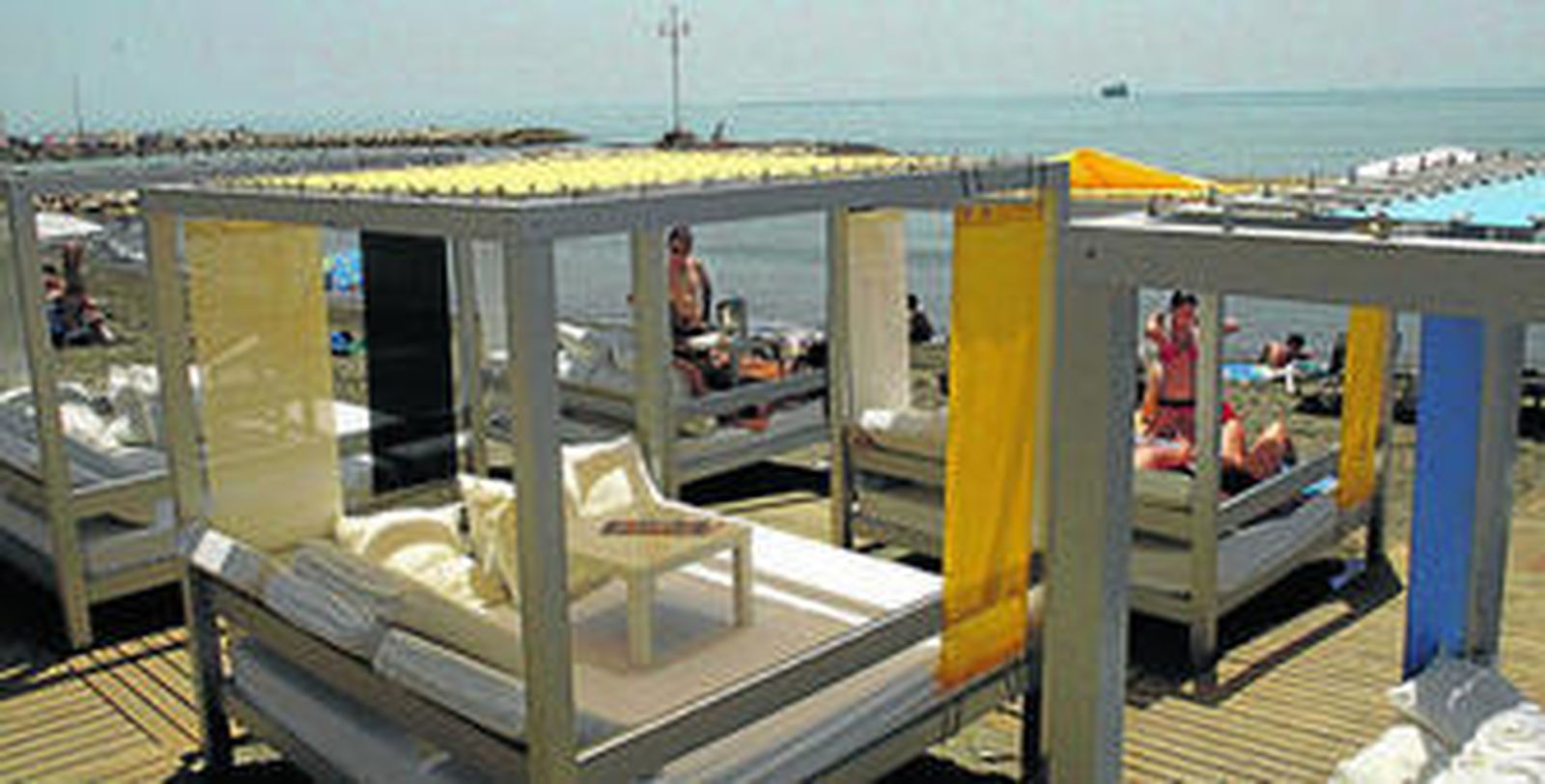 Las hamacas-camas del restaurante La Chancla en la playa de Pedregalejo.