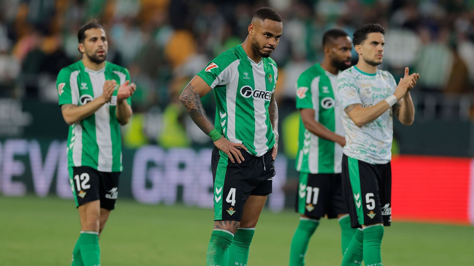 Natan, junto a otros de sus compañeros, apesadumbrado al final del encuentro con el Sevilla.