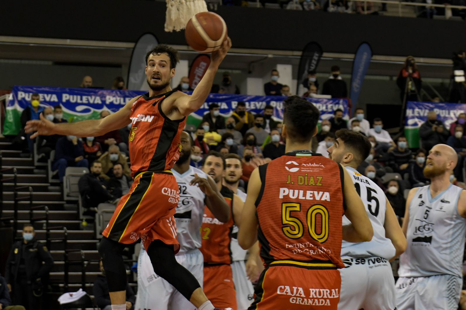 Lluis Costa recibe un pase de Jacobo Díaz.