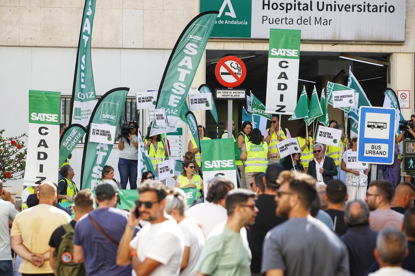 Concentración de enfermeras y fisioterapeutas en el Puerta del Mar de Cádiz.