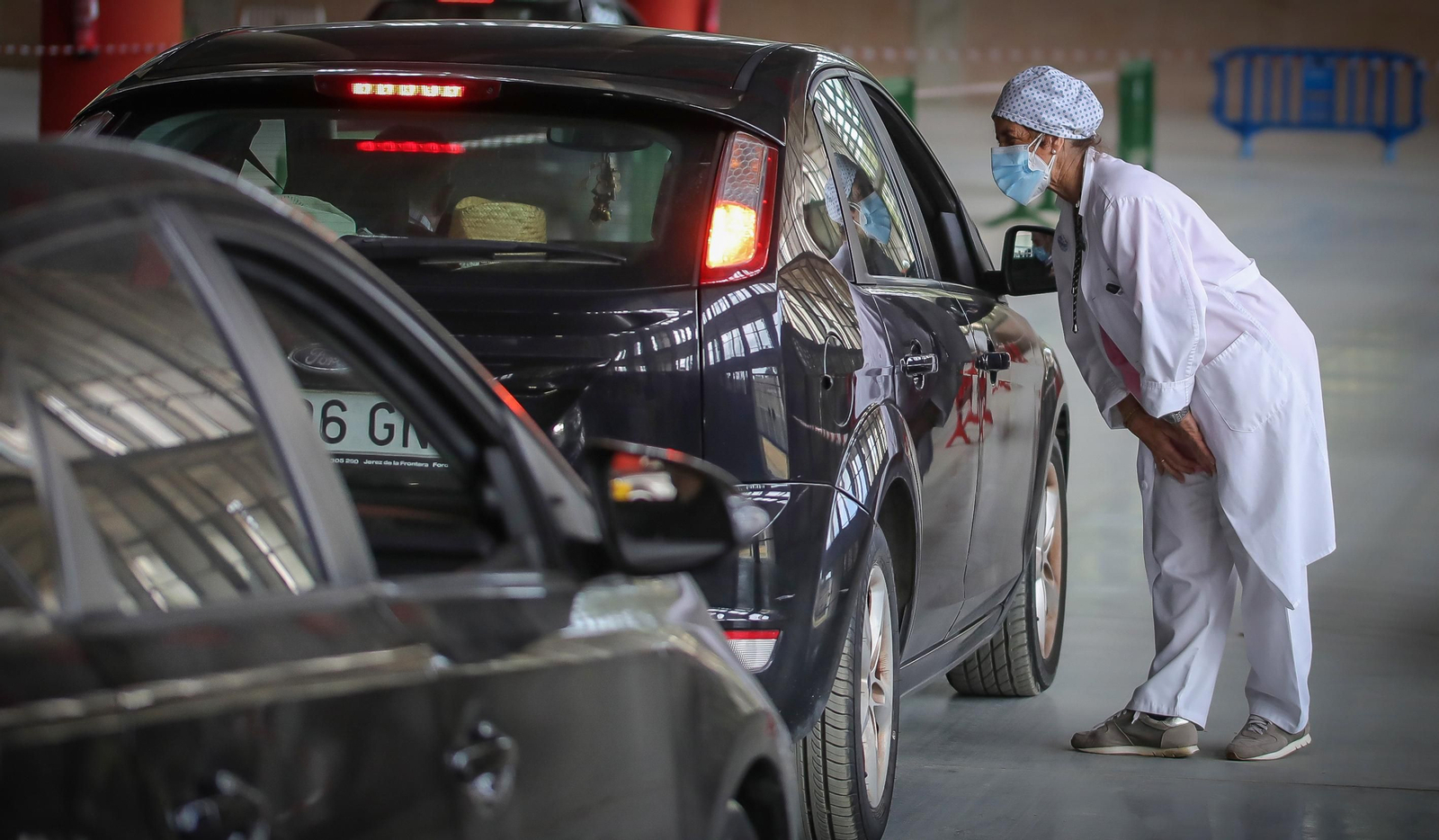 Sanitarios vacunan diariamente en Ifeca a miles de ciudadanos