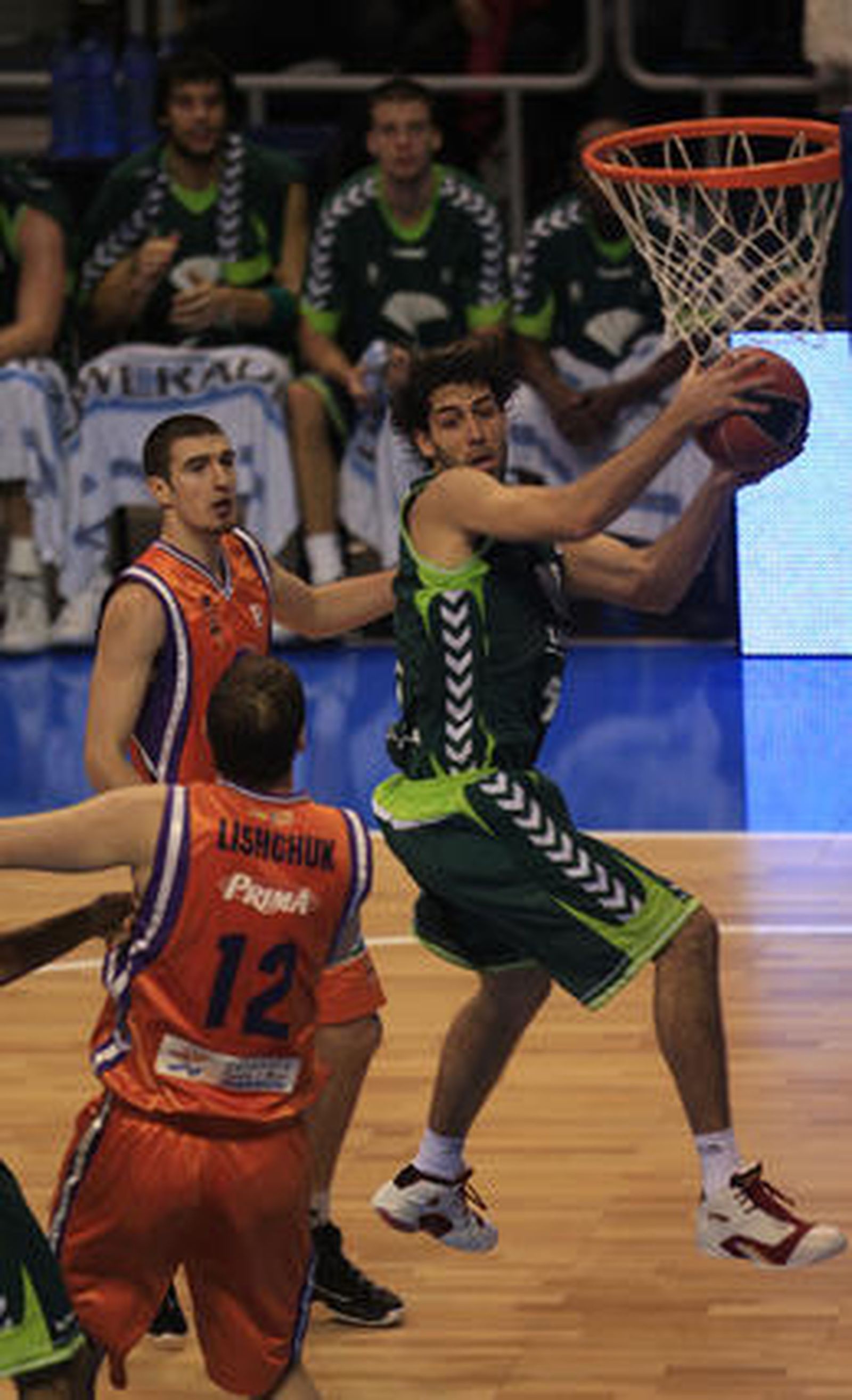 El Unicaja pierde contra el Power Electronics (64-70) y se aleja de la Copa del Rey

Los de Aíto lo intentaron hasta el final, pero la precipitación y el mal día en los tiros decantaron el encuentro para los valencianos.

Foto: Sergio Camacho / Agencias