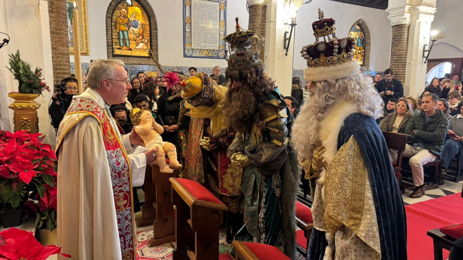 Los Reyes en el Santuario de La Cinta antes de partir por las calles.