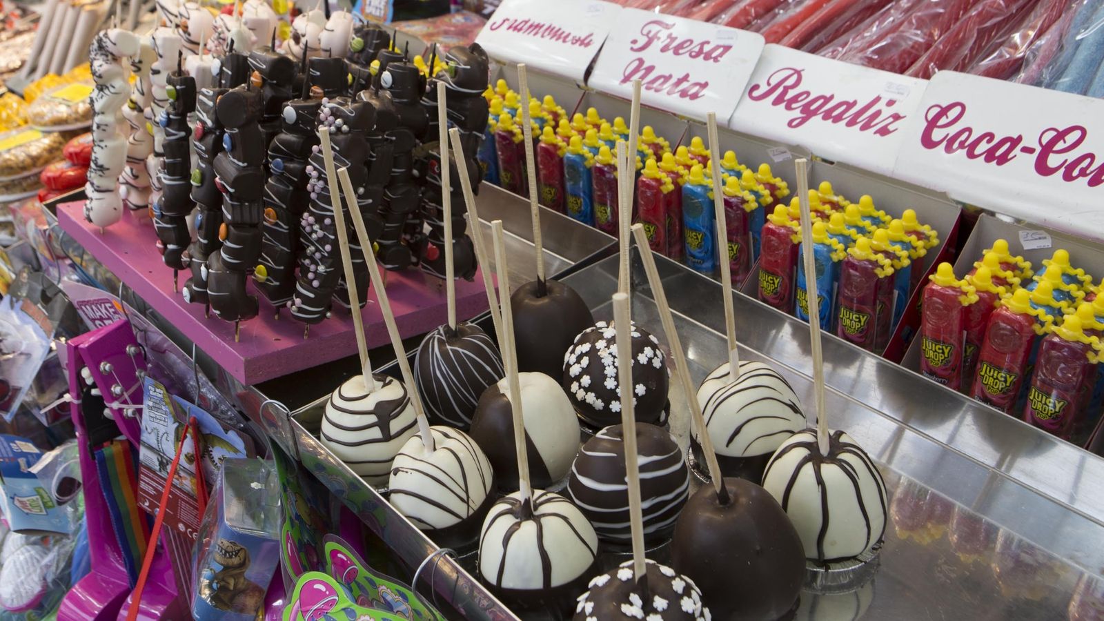 Además del turrón, tienen más dulces, como la manzana con chocolate