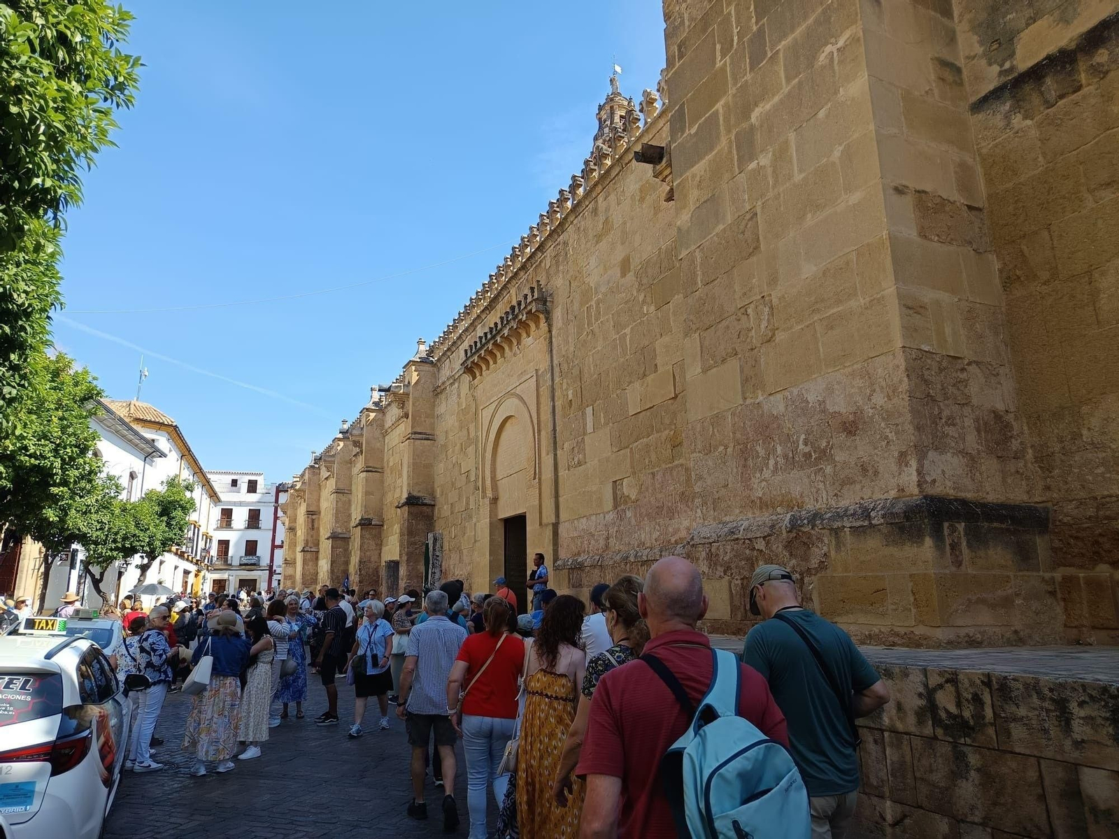 Turistas en el entorno de la Mezquita-Catedral.