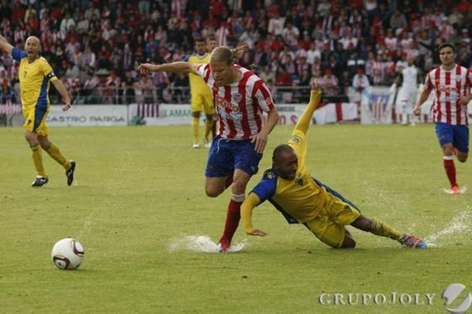 Ikechi cae ante Aitor. 

Foto: LOF