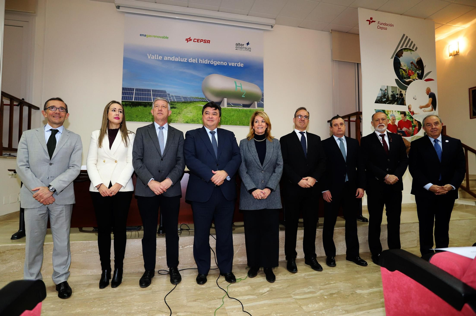 Imágenes del convenio entre Cepsa, Enagás Renovable y Alter Enersun para impulsar la descarbonización de la industria local y el transporte