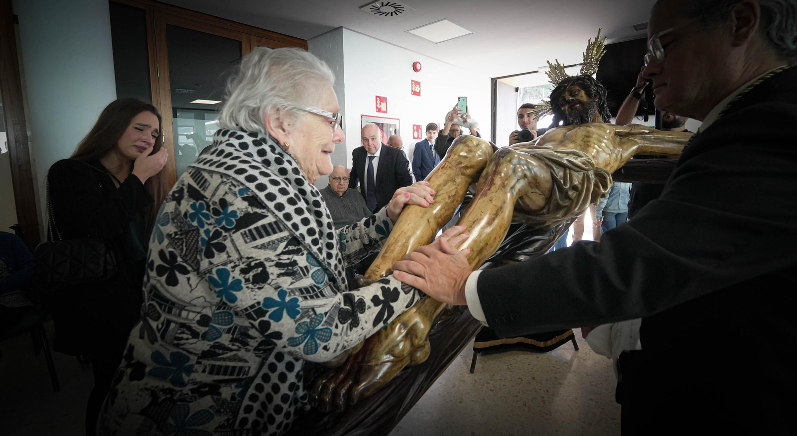 Imágenes del Cristo de la Esperanza con los ancianos del San Juan Grande en Jerez